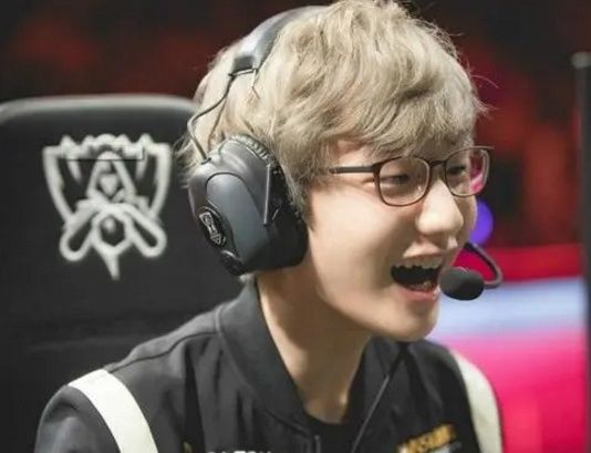 荷兰国脚邓弗里斯：祝印尼在世预赛取得好成绩，加油！