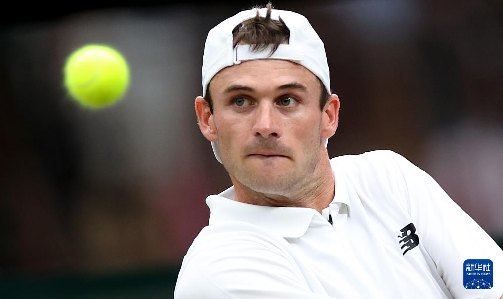 向伊萨克传递信号？纽卡球迷横幅：单凭一己之力干不成任何事